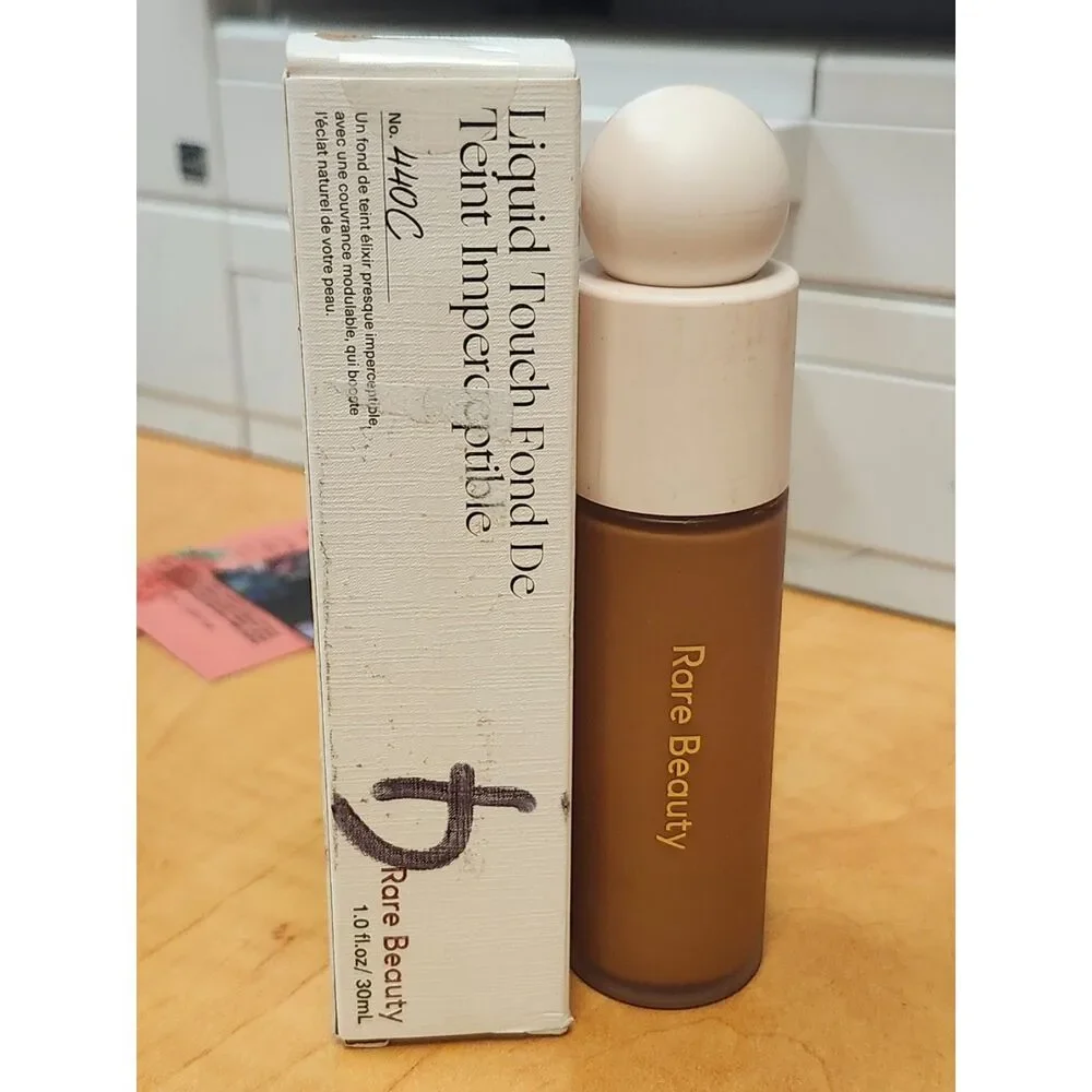 Rare Beauty Liquid Touch Weightless Foundation - Shade: 440C